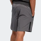 Short deportivo Umbro color gris oscuro, de material microfibra, con corte recto y logo Umbro blanco en el muslo derecho.
