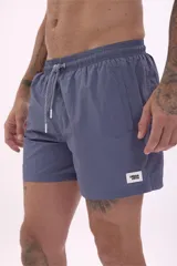 Short de baño color rosa pálido, con cordón de ajuste en la cintura.