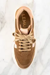 Zapatillas de cuero color marrón con detalles en beige y suela chunky.