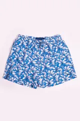 Short de baño Mistral con estampado floral en tonos azul y blanco. Cuenta con cintura elástica con cordón ajustable, dos bolsillos laterales, un bolsillo trasero y logo bordado.