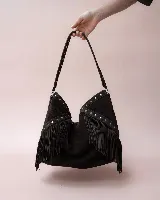 Cartera tipo hobo de gamuza color marrón oscuro, con diseño boho que incluye flecos laterales y detalles de tachas metálicas en el asa y el cuerpo. Cuenta con un compartimento principal amplio y forro interior.