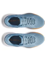 Championes de running Under Armour modelo Infinite Pro, color azul con entresuela blanca y detalles en naranja. Cuentan con tecnología de amortiguación UA HOVR+ y parte superior de malla técnica para mayor transpirabilidad.