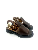 Sandalias bajas de cuero marrón con estampado de leopardo en la tira trasera y hebilla dorada.