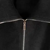 Campera negra de poliéster con fit regular, cierre frontal y dos bolsillos abiertos.