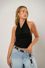 Top negro con cuello halter y drapeado, confeccionado en tejido de punto suave.