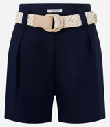 Short recto de cintura alta, color verde militar, con trabillas, pliegues delanteros y cierre tradicional. Confeccionado en mezcla de viscosa y lino, e incluye un cinturón de rafia artificial con hebilla de argollas.