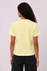 Remera azul marino de manga corta, con cuello redondo a la base y un bolsillo aplicado en el pecho. Presenta un corte holgado.