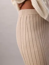 Falda midi Calvin Klein confeccionada en algodón regenerativo con tejido de punto acanalado y corte ceñido.