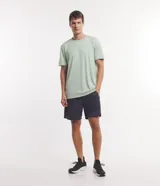 Bermuda deportiva masculina de color azul marino, con cintura elástica y cordón ajustable, bolsillos laterales con cierre y tecnología Dry para mayor transpirabilidad.