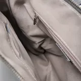 Mochila tipo tote de diseño minimalista en color gris, con doble asa de mano y bolsillo frontal externo. Presenta el logo de la marca grabado en la parte inferior.