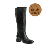 Bota de caña alta Via Marte, confeccionada en cuero negro con textura granulada en la parte superior y lisa en la base. Presenta un taco cuadrado de altura media y detalle de logo metálico en la parte superior de la caña.