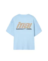 Remera color crema de corte holgado con mangas cortas y estampado en la espalda con el logo de la marca Ittai en color marrón.