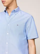 Camisa celeste de algodón Oxford, de corte regular, manga corta y cuello abotonado.