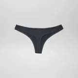 Pack de cinco tangas de algodón con bordes festoneados. El pack incluye tres unidades negras y dos unidades blancas.