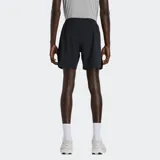 Short deportivo de running color negro, con cintura elástica ajustable mediante cordón, aberturas laterales y forro interior de malla. Cuenta con múltiples bolsillos para almacenamiento.
