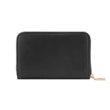 Billetera Guess modelo Katy, color negro con textura saffiano y letras doradas de la marca en el frente. Cuenta con cierre perimetral dorado y tirador metálico.