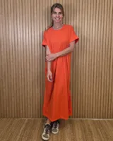 Vestido largo tipo remerón, suelto y cómodo, de corte recto con mangas cortas y cuello redondo.