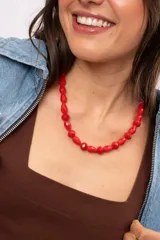 Collar corto de cuentas de cristal facetado en color rojo, con cierre y cadena de extensión de acero quirúrgico.