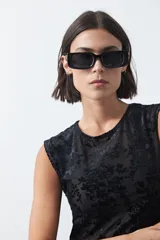 Top de tul negro con estampado aterciopelado con diseño de flores, de manga corta y cuello redondo, con ajuste al cuerpo.