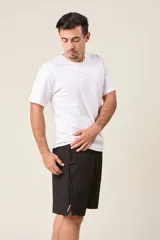 Bermuda deportiva de nylon color gris, de corte suelto, con cintura elástica y cordón de ajuste. Cuenta con detalles de líneas negras en los costados y bolsillos laterales con cierre.