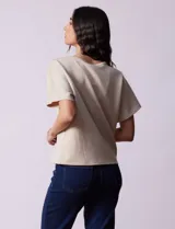 Remera color beige de modal suave, marca Cable & Gauge, con cuello redondo y mangas cortas.