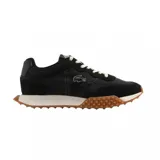 Championes Lacoste L-Spin Deluxe 3.0 negros con detalles en gamuza, logo de la marca en el lateral, cordones blancos y suela texturizada marrón.