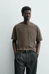 Camiseta color arena de algodón compacto, corte recto, cuello redondo y mangas cortas.