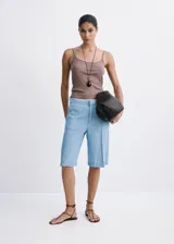 Short de denim suave color celeste claro, de tiro bajo, silueta recta y largo midi, con diseño de cinco bolsillos y costuras frontales marcadas.
