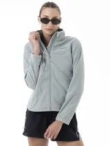 Campera de polar Merrell color gris claro, con cuello alto, cierre frontal completo y bolsillos laterales. Cuenta con el logo de la marca bordado en el pecho.