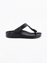 Sandalia de dedo color negro, con tira gruesa ajustable con hebilla.