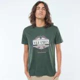 Camiseta verde de manga corta con cuello redondo y estampado central con el texto "Wild Spirits Reserved Brave & Bold".