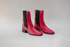 Botas de cuero color beige con elásticos laterales negros, taco cuadrado y punta cuadrada.