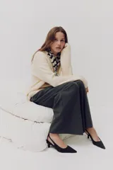 Zapatos destalonados de gamuza color gris oscuro, con punta fina, tira elástica en el talón y taco kitten fino.