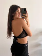 Top negro de red con cuello halter de cuero sintético.