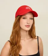 Gorra de sarga roja con visera curva y el bordado frontal "GRANDE GOSTOSA" en hilo blanco.
