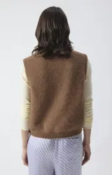 Chaleco sin mangas de punto con textura mullida, cuello redondo y corte holgado.