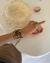 Anillo de diseño enlazado con textura irregular, realizado a mano en bronce. Presenta un diseño abierto que permite regular su tamaño con suavidad.