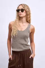 Musculosa de punto color gris con apliques de tachas plateadas.