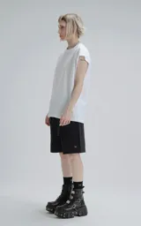 Sudadera blanca de corte extra oversize con hombros caídos y cuello redondo.