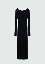 Vestido midi de punto acanalado en color negro, con diseño entallado, cuello barco y manga larga. Incluye un cinturón desmontable a tono que permite ajustar la cintura y presenta una abertura lateral en el bajo.