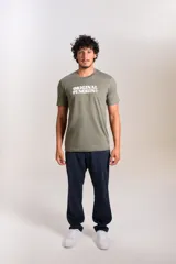Remera verde militar de manga corta, con cuello redondo y estampa frontal con la inscripción "Original Penguin" en color blanco.