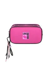Necessaire rectangular de Las Oreiro en color fucsia, con cierre superior y tiradores decorativos de cordón. Presenta un parche frontal con el logo de la marca y un diseño de labios.