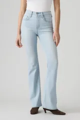 Jeans Levi's modelo 726 Hi Rise Flare, tiro alto y corte acampanado en tono celeste claro.