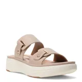Sandalias de plataforma con dos tiras anchas ajustables mediante hebillas metálicas doradas. Presentan un diseño ergonómico con suela de goma texturizada en color crema y cuerpo en tono beige.