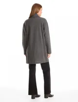 Cardigan largo de tejido de punto suave, color gris, con cuello con caída fluida, mangas largas con hombros caídos y bolsillos laterales discretos.