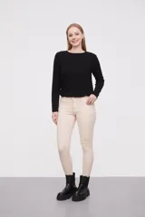 Pantalon jean de corte skinny y calce medio, color blanco, con bolsillos laterales y traseros.