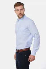 Camisa sport de hombre con diseño de rayas finas, cuello con botones y bolsillo frontal en el pecho.