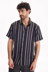 Camisa de manga corta de tejido jacquard, con diseño a rayas verticales en color negro y gris.