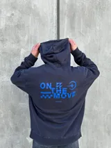 Canguro negro con capucha ajustable con cordones, bolsillo tipo canguro y logo bordado en azul en el pecho.