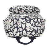 Mochila Rip Curl Dome de 18 litros con estampado de flores blancas sobre fondo azul marino. Tiene un compartimento principal con cierre, un bolsillo frontal con cierre y un asa de mano en la parte superior.